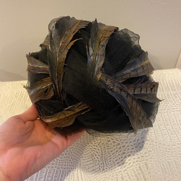 1960s Christian Dior Black Tulle Feather Turban Vintage - Picture 5 of 5